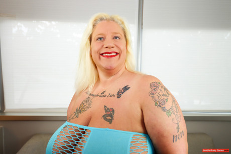 Blonde SSBBW Foxy Kitty exposes her booty crack during upskirt action - #106004
