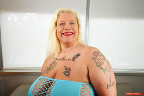 Blonde SSBBW Foxy Kitty exposes her booty crack during upskirt action - #106005