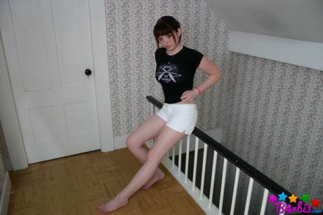 Teenie amateur B4rbi3 lifts up her T-shirt to expose her firm titties - #83072