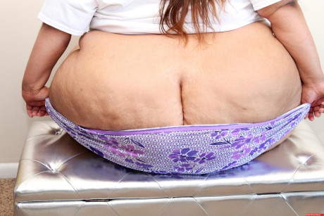 Amateur SSBBW Golden Bombshell slips undies over her butt crack - #45746