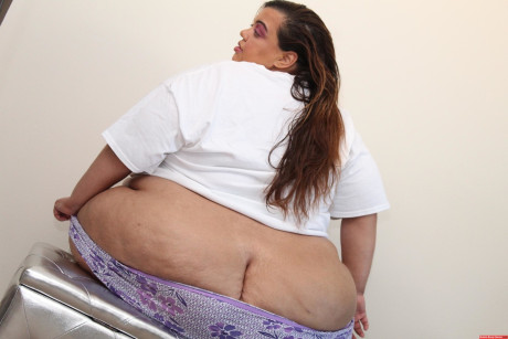 Amateur SSBBW Golden Bombshell slips undies over her butt crack - #45747