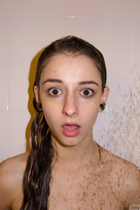 Amateur stunner Willow Hayes takes a shower after posing in attractive underwear - #131522