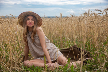 Skinny blondy teen Victoria Kruzz gets bareback nude while out in a field of crops - #92243