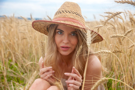 Skinny blondy teen Victoria Kruzz gets bareback nude while out in a field of crops - #92249