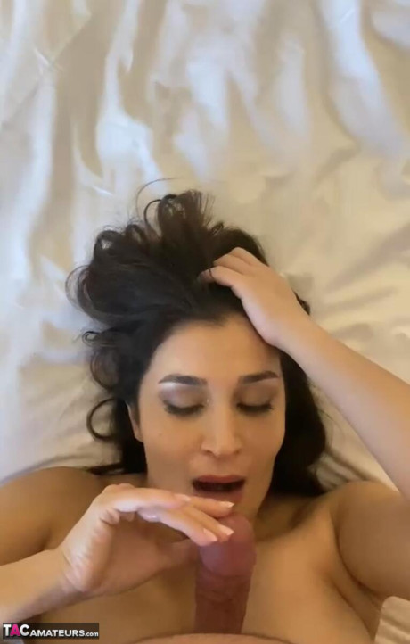 Brunette MILF sexy Alina XXX takes a money shot to wrap up oral sex