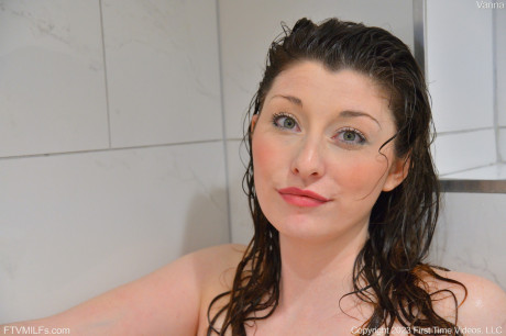 Amateur hottie Vanna fingering her squirting cunt in the shower - #67015