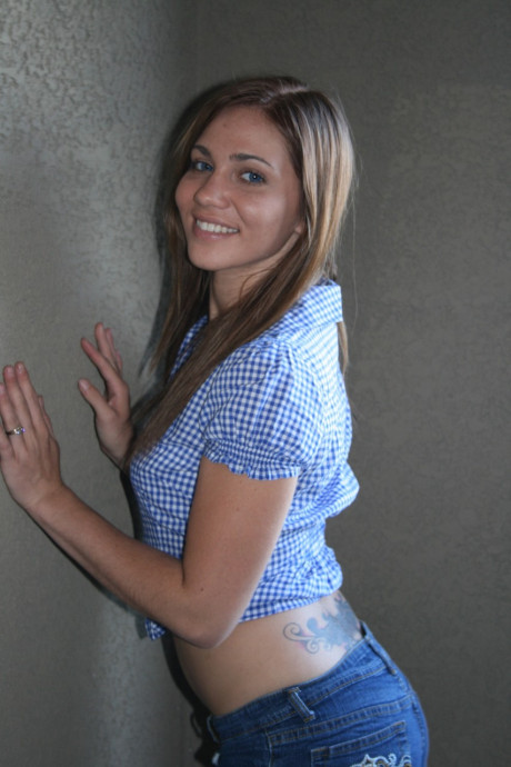 Beautiful amateur teenie flaunts her tattoos & her curvy behind in a sexy striptease - #43773