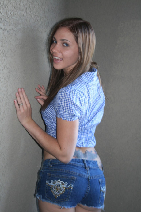Beautiful amateur teenie flaunts her tattoos & her curvy behind in a sexy striptease - #43774