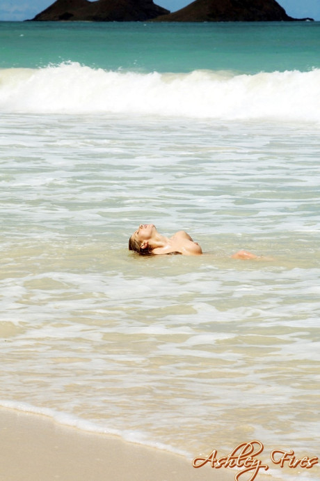 Solo chick gf woman Ashley Fires takes off her bikini for naked poses on tropical beach - #139329