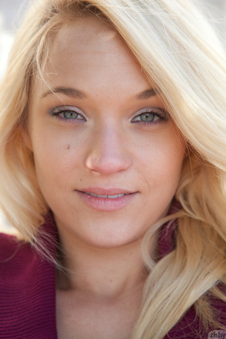 Platinum blondy teenie Tegan Summers poses & flashes her lovely boobs in public - #11119