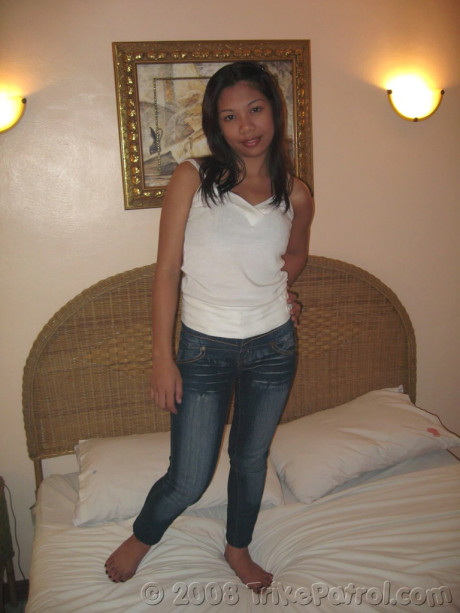 Filipina amateur Bianca Oliveros strips & spreads her pussy in a hotel room - #111913