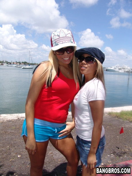 Small blondes Jade & Bridget Bryans give a large dicked dude a double bj - #41699