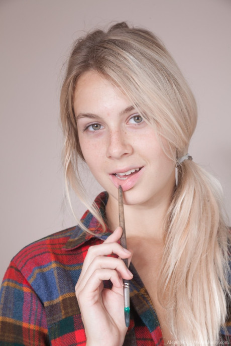 Young amateur Alecia Fox slips off yoga pants to display furry bush - #259928