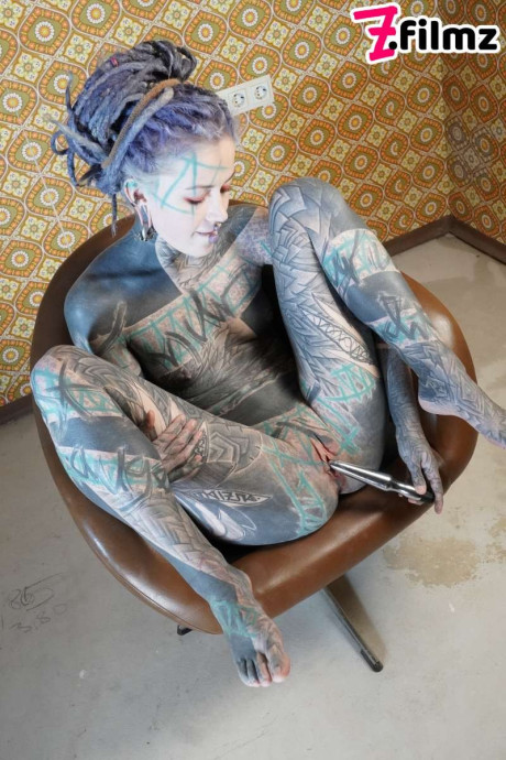 Tattooed girl girl girl Anuskatzz pleasures her snatch with a sex machine in her ass - #51058