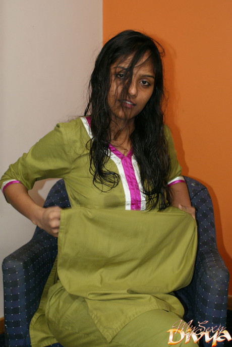 Indian divya slips off her shalwar suit to pose undressed for the first time - #198978