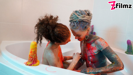 Alt hoes Anuskatzz and Stacy Bloom fists pussies during lesbian sex in a tub - #12879