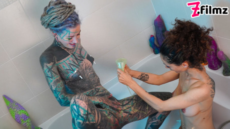 Alt hoes Anuskatzz and Stacy Bloom fists pussies during lesbian sex in a tub - #12889