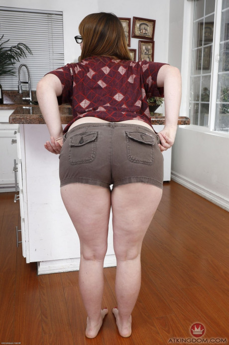 Curvy babe Thelma Sleaze shows off her large ass & spreads her shaved vagina - #127403