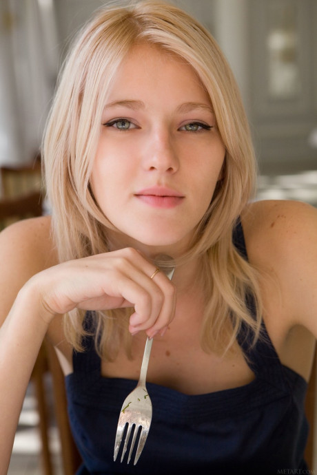 Amateur sweetie Mila poses pantyless and spreads her tasty cunt - #226108