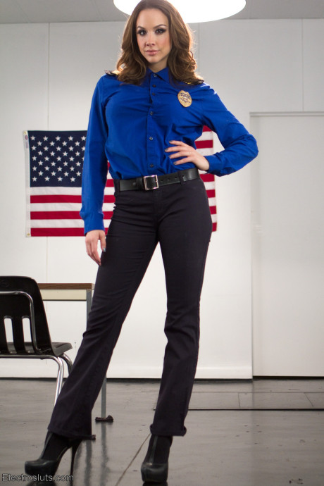 Hot TSA agent Chanel Preston & thin Penny Pax strip & show off their curves - #38766