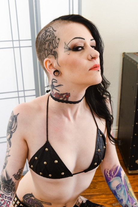 Tattooed punk girl gf broad Mallory Maneater spreads undressed to show her wide clit - #256428
