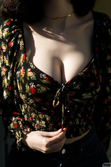 Ukrainian babe Giulia Wylde shows off her juicy natural boobies & her huge butt