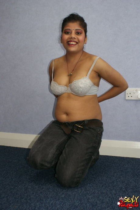 Indian solo chick gf broad Rupali uncups her melons while getting unprotected naked - #17473