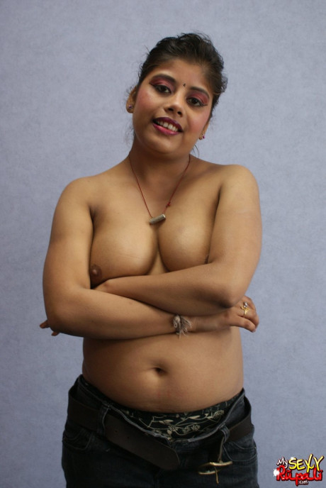 Indian solo chick gf broad Rupali uncups her melons while getting unprotected naked - #17476