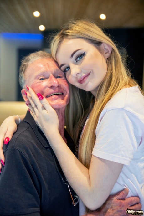 Teenage vixen Baby Kxtten gets slammed by a tiny grandpa while standing - #243550