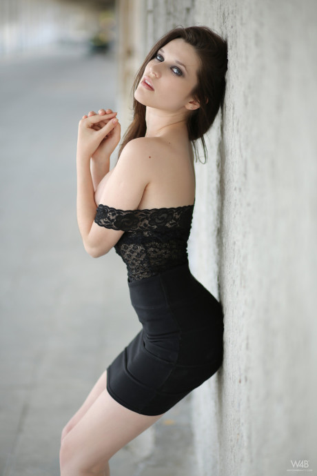Shameless young Serena loses her charming panties in public and poses in her dress #7417