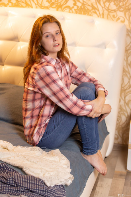 Teen with tiny boobies Sienna pumps her nipples and shaved clam in a solo - #97866