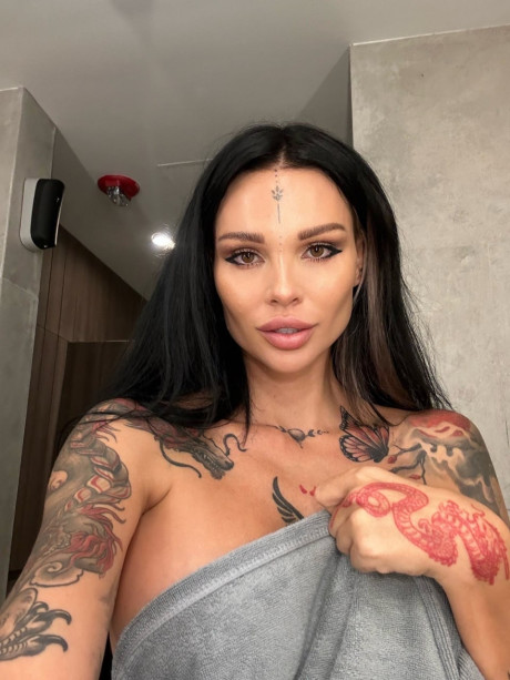 Inked OnlyFans cutie Sunny Free showing off her killer curves in a solo - #34345