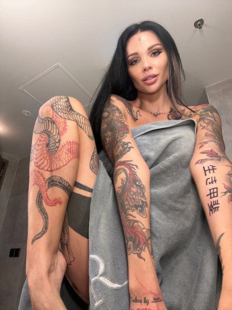 Inked OnlyFans cutie Sunny Free showing off her killer curves in a solo - #34346
