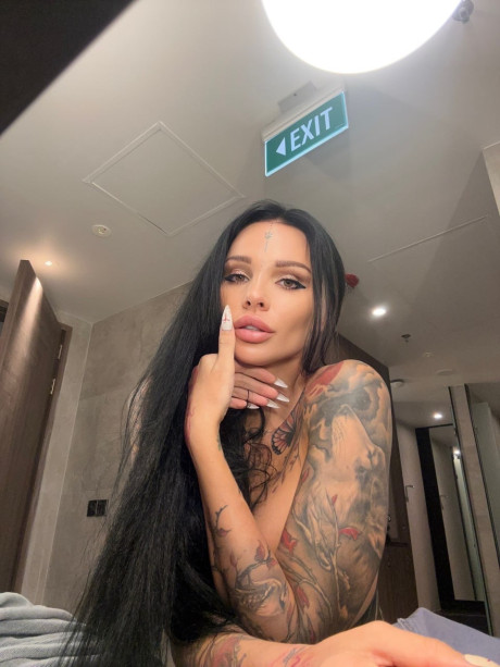 Inked OnlyFans cutie Sunny Free showing off her killer curves in a solo - #34347