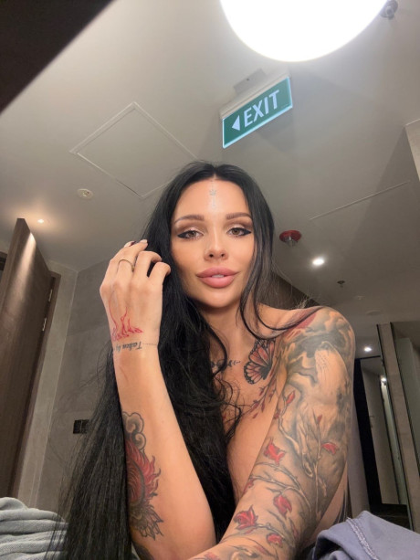 Inked OnlyFans cutie Sunny Free showing off her killer curves in a solo - #34349