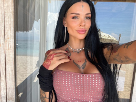 Inked OnlyFans cutie Sunny Free showing off her killer curves in a solo - #34352