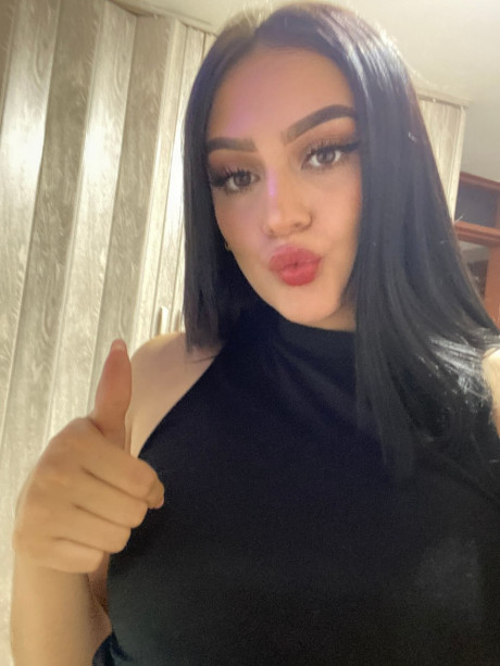 Pretty OnlyFans cam babe Karina Fernandez shows off her enormous behind - #20569