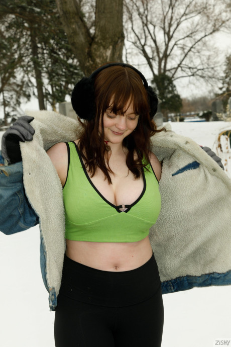 Amateur babe Daisy Wensday displays her amazing juggs and massive ass in the snow - #221271