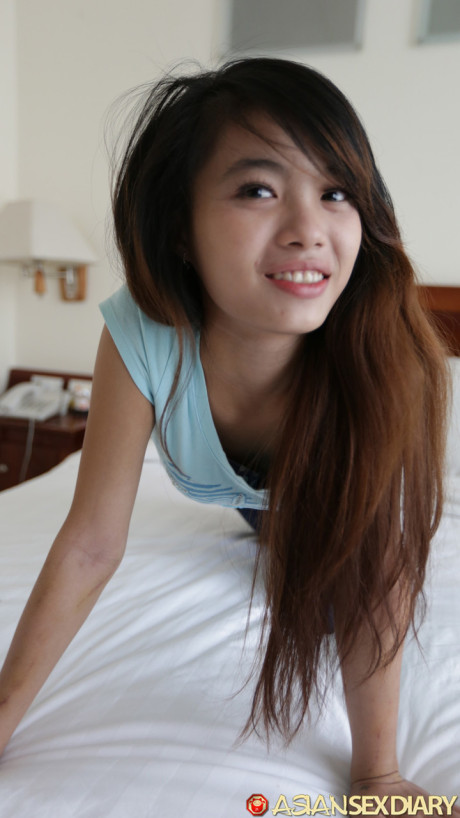 Chinese amateur Lan B reveals her skinny body and spreads her legs for a penis - #202179