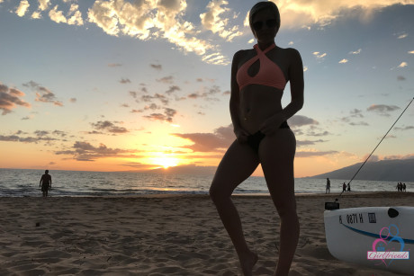 Amateur GF Makenna Blue poses on the beach and shows off her tits - #66783