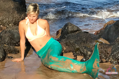 Amateur GF Makenna Blue poses on the beach and shows off her tits - #66787
