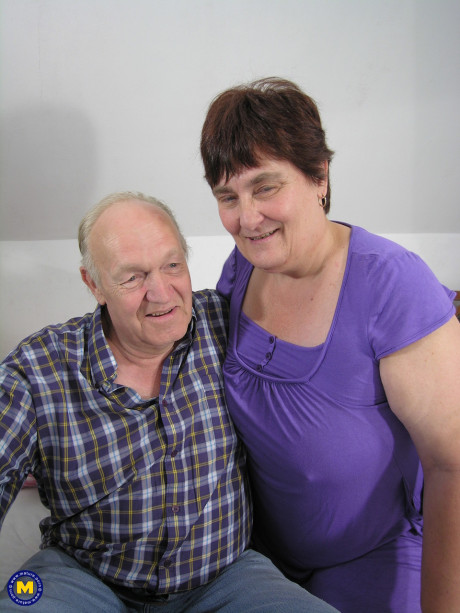 BBW amateur Sjaan blows rod & gets her vagina sexed by 2 grandpas in a 3some - #4298