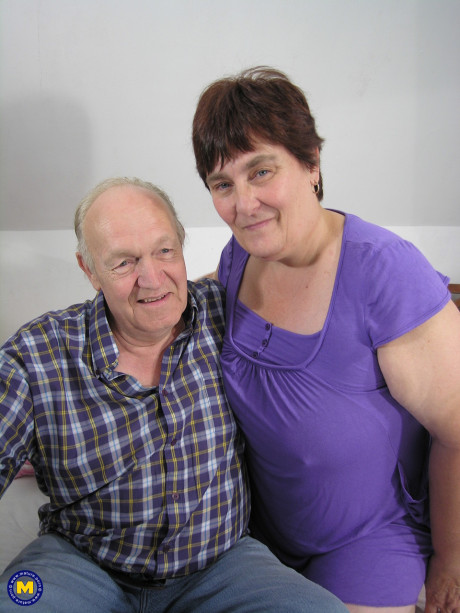 BBW amateur Sjaan blows rod & gets her vagina sexed by 2 grandpas in a 3some - #4299