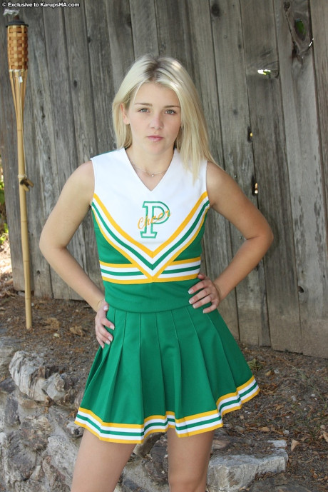Amateur cheerleader Holly Van Hough spreads her delicious twat outdoors - #107903