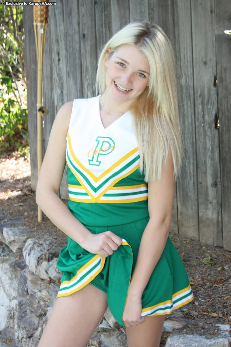 Amateur cheerleader Holly Van Hough spreads her delicious twat outdoors - #107906