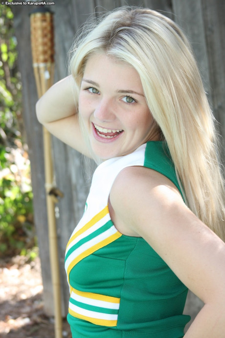 Amateur cheerleader Holly Van Hough spreads her delicious twat outdoors - #107907
