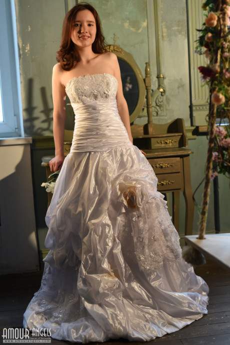 Young bride frees her giant naturals from wedding dress as she strips naked - #146221