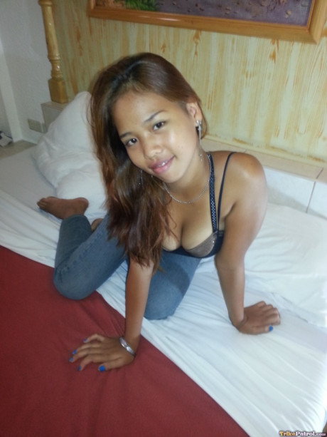Filipino teen by the name of Angel demonstrates cocksucking skills on camera - #17633