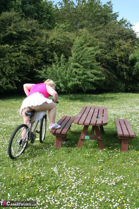 Meaty grandma Lexie Cummings goes for a bike ride in the undressed - #35612