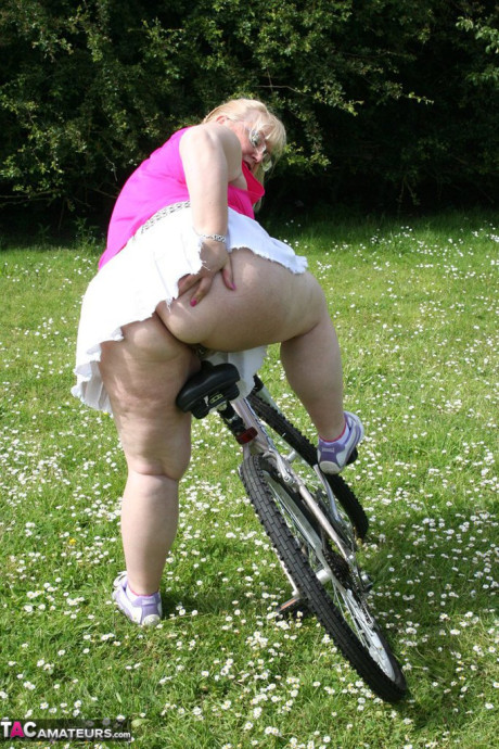 Meaty grandma Lexie Cummings goes for a bike ride in the undressed - #35613